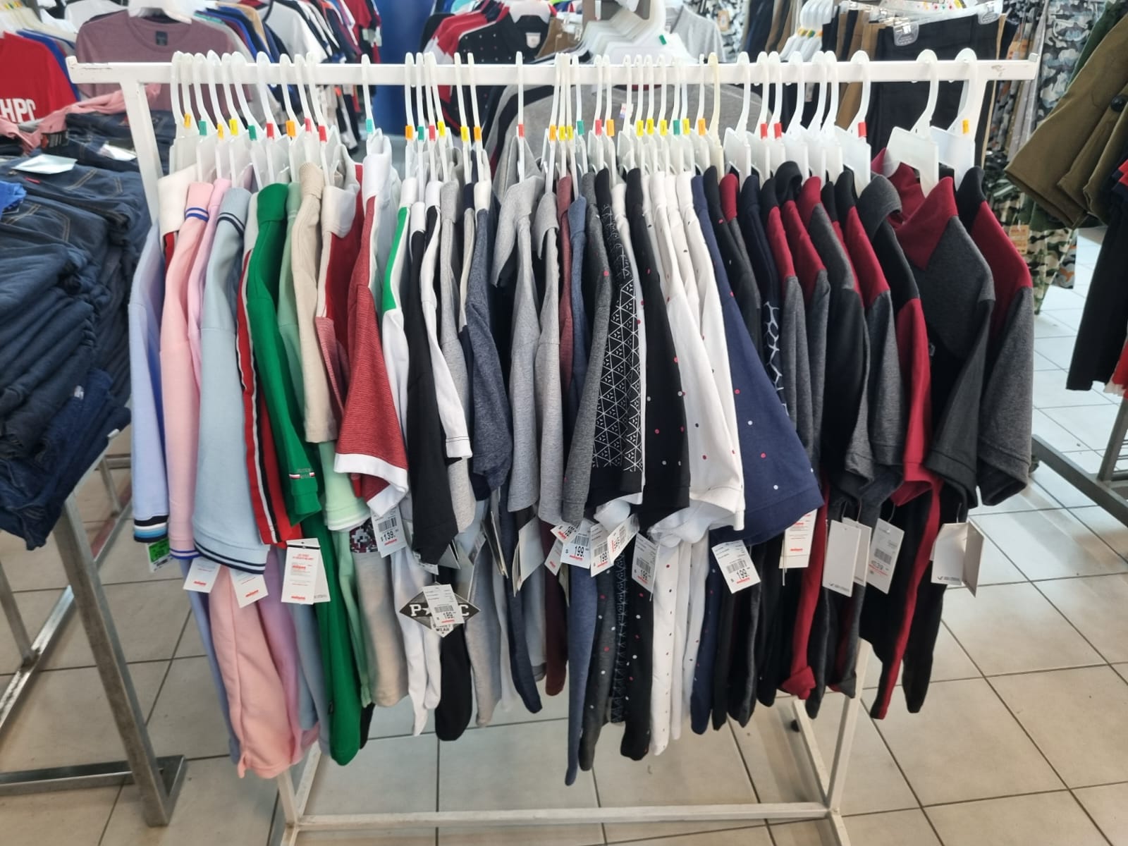 detienen-a-mujer-que-intento-robar-41-prendas-de-vestir