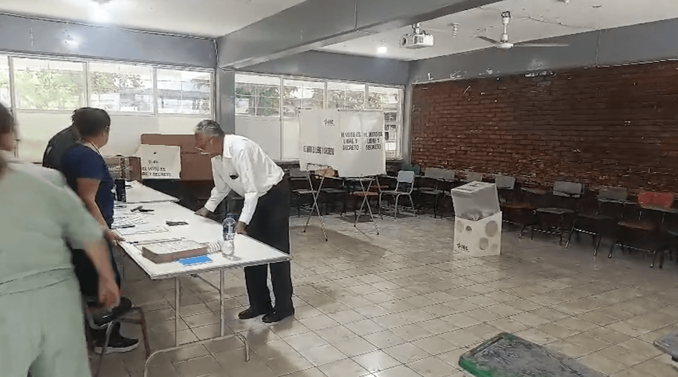 acude-alcalde-fernando-orozco-votar-parras.jpg