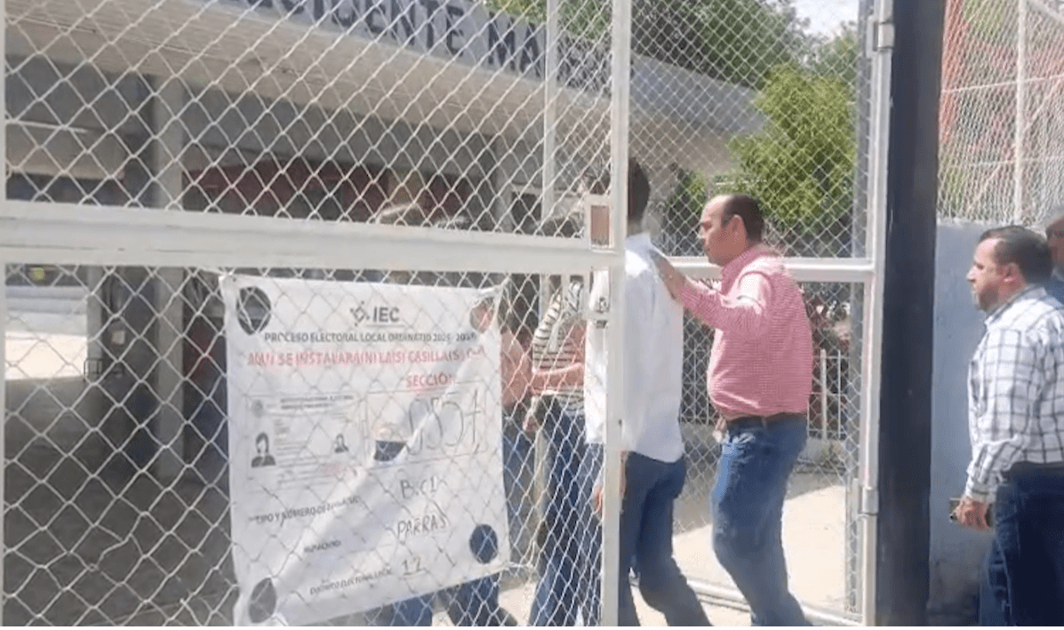 acude-alcalde-fernando-orozco-votar-parras.jpg