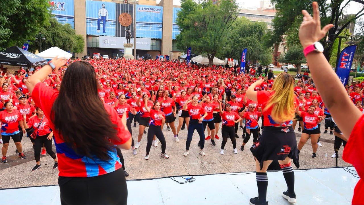 acuden-mil-mujeres-baile-fitness-dif-monterrey.jpg