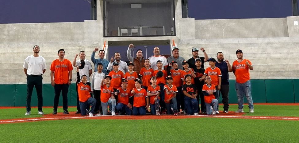 alcalde de Salinas Victoria, Raúl Cantú, inaugura estadio Niños Campeones.JPG
