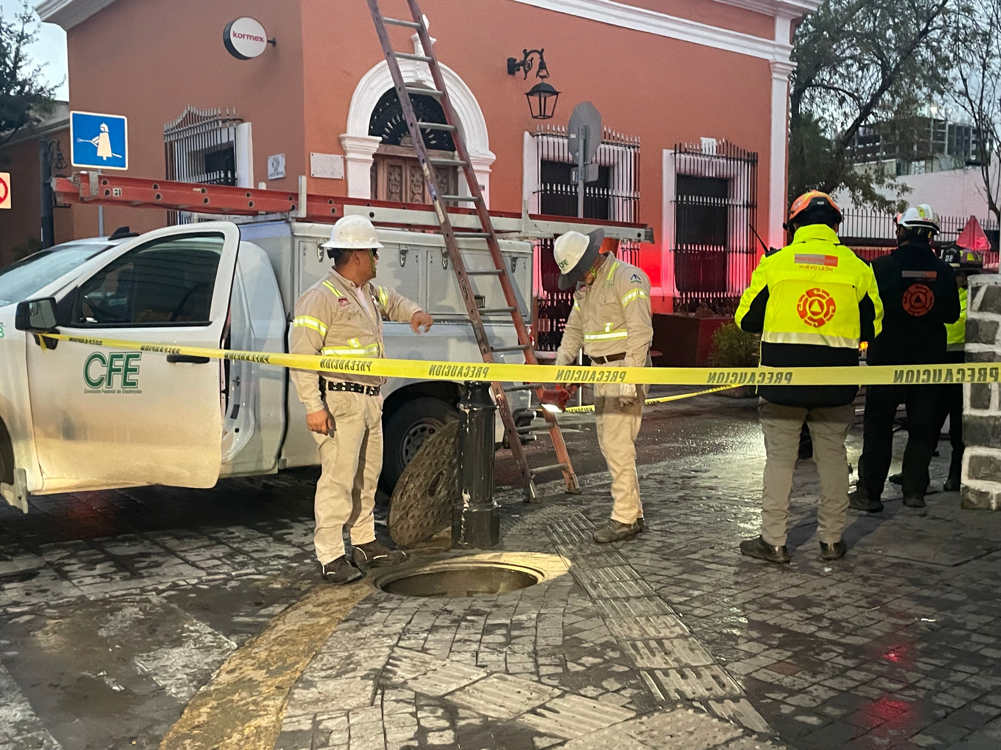 alcantarilla echa humo en Barrio antiguo cables subterráneos.jpeg