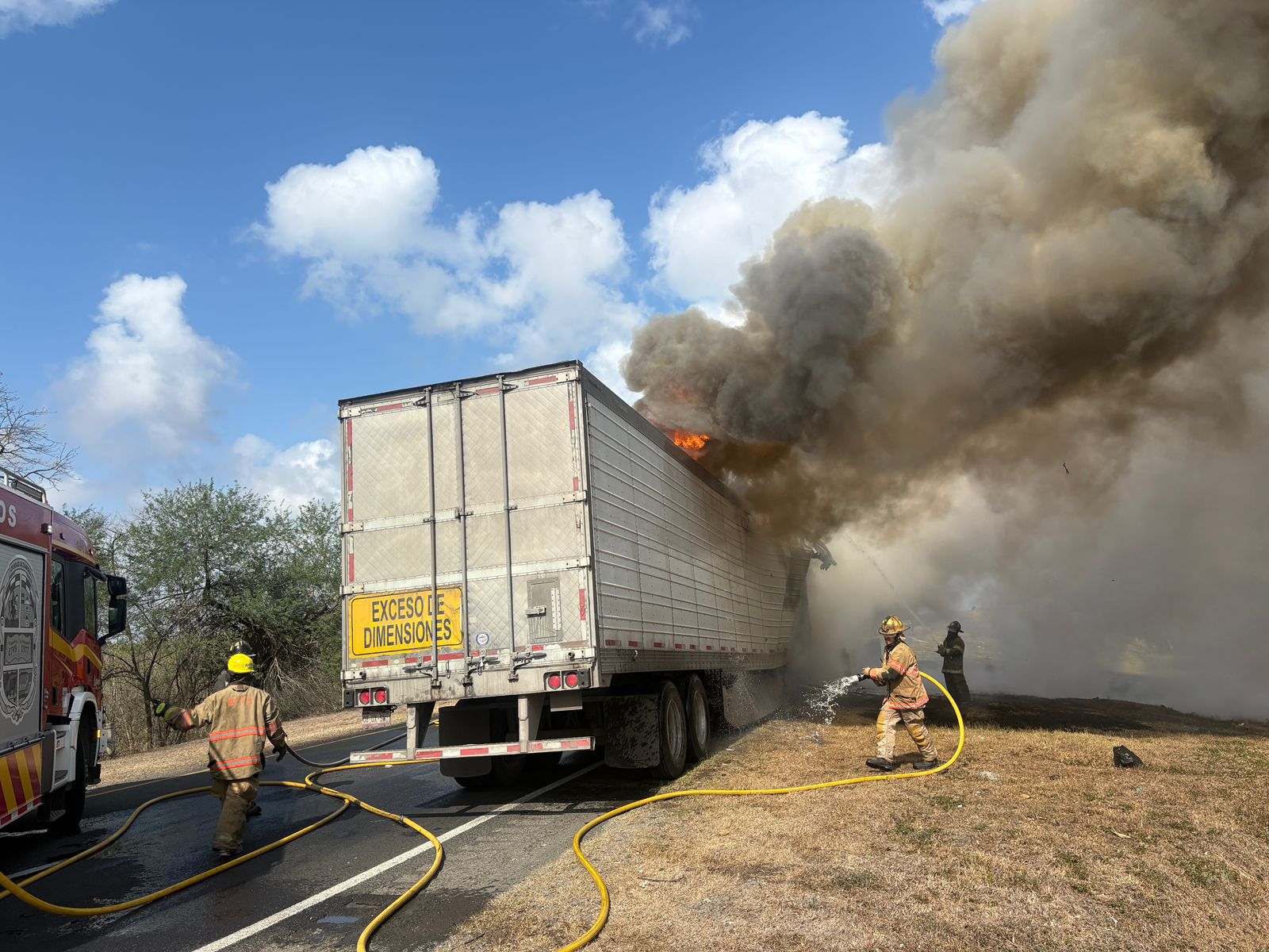 arde-trailer-cargado-con-carne-carretera-tampico-mante.jpg