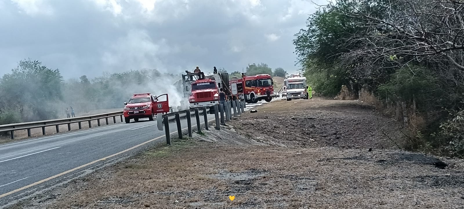 arde-trailer-cargado-con-carne-carretera-tampico-mante.jpg
