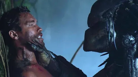 arnold-schwarzenegger-enfrentando-al-jungle-hunter-depredador-1987.webp