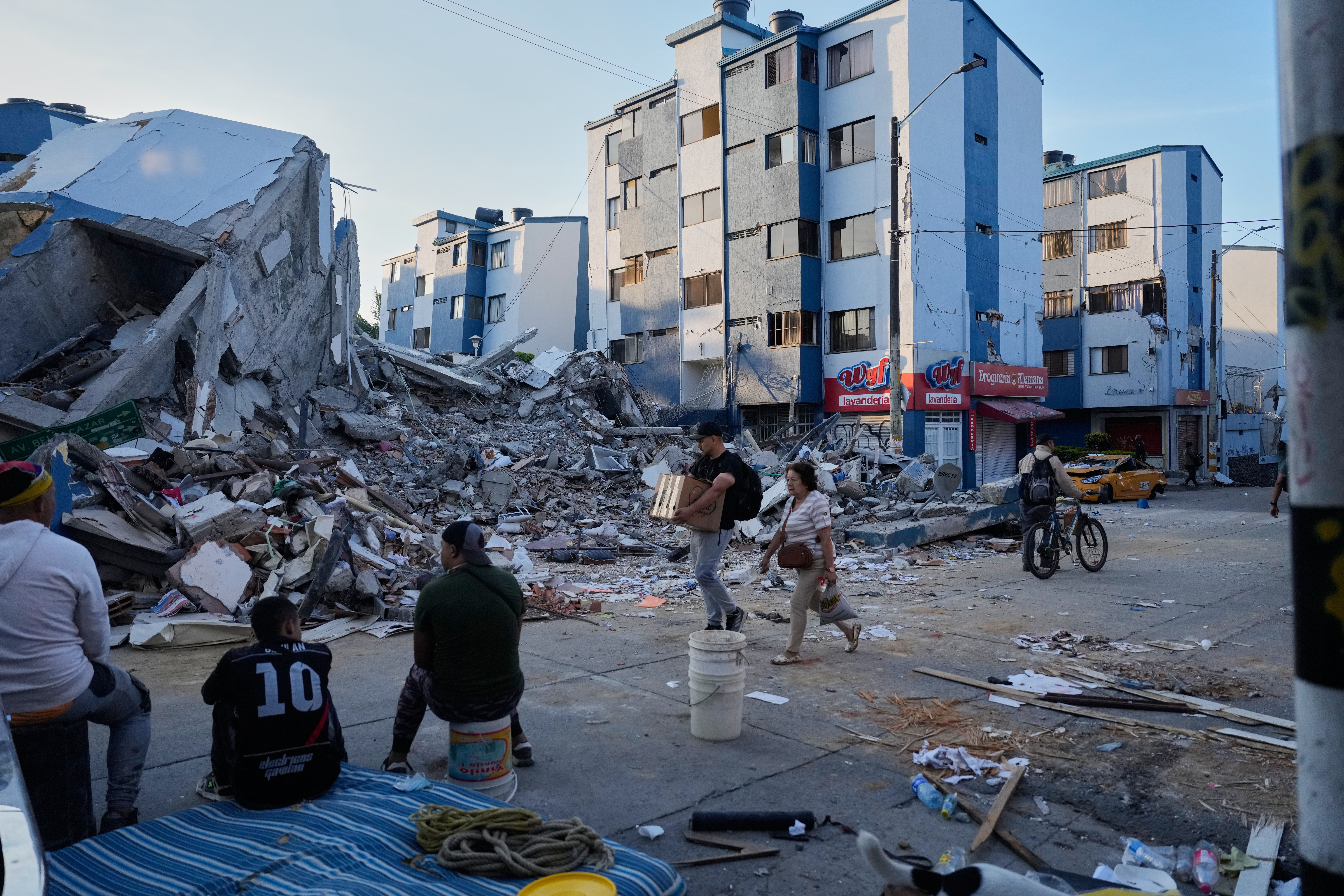 ascienden-169-muertos-por-terremoto-colombia.jpg