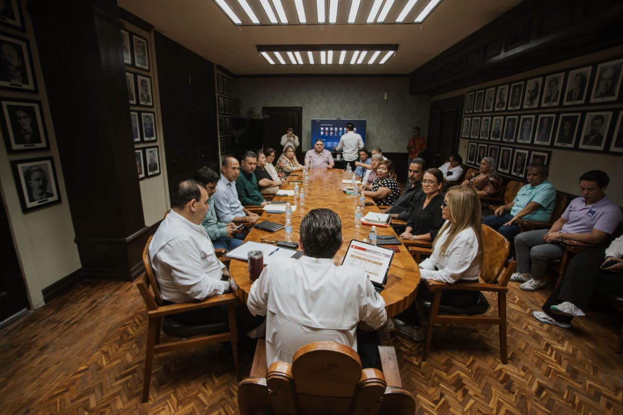 beto-granados-encabeza-mesa.jpg