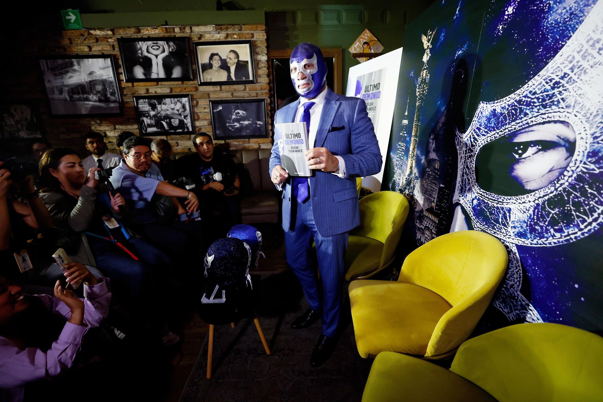 blue-demon-libro-gira.jpg