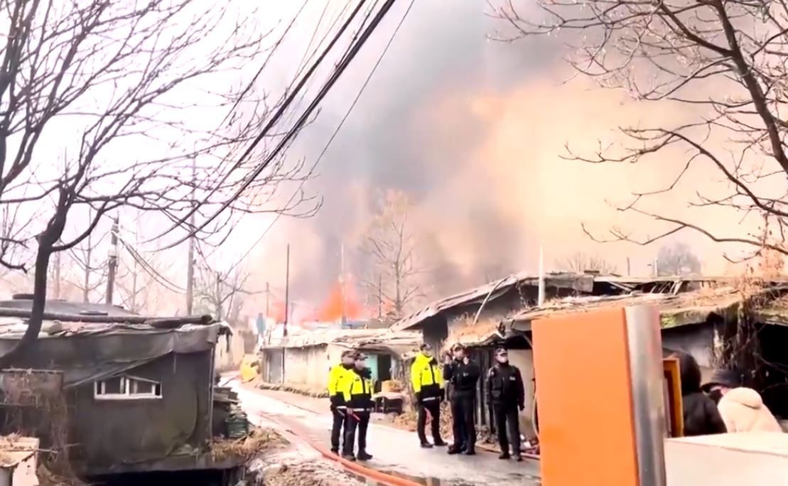 bomberos atienden incendio en seul.JPG