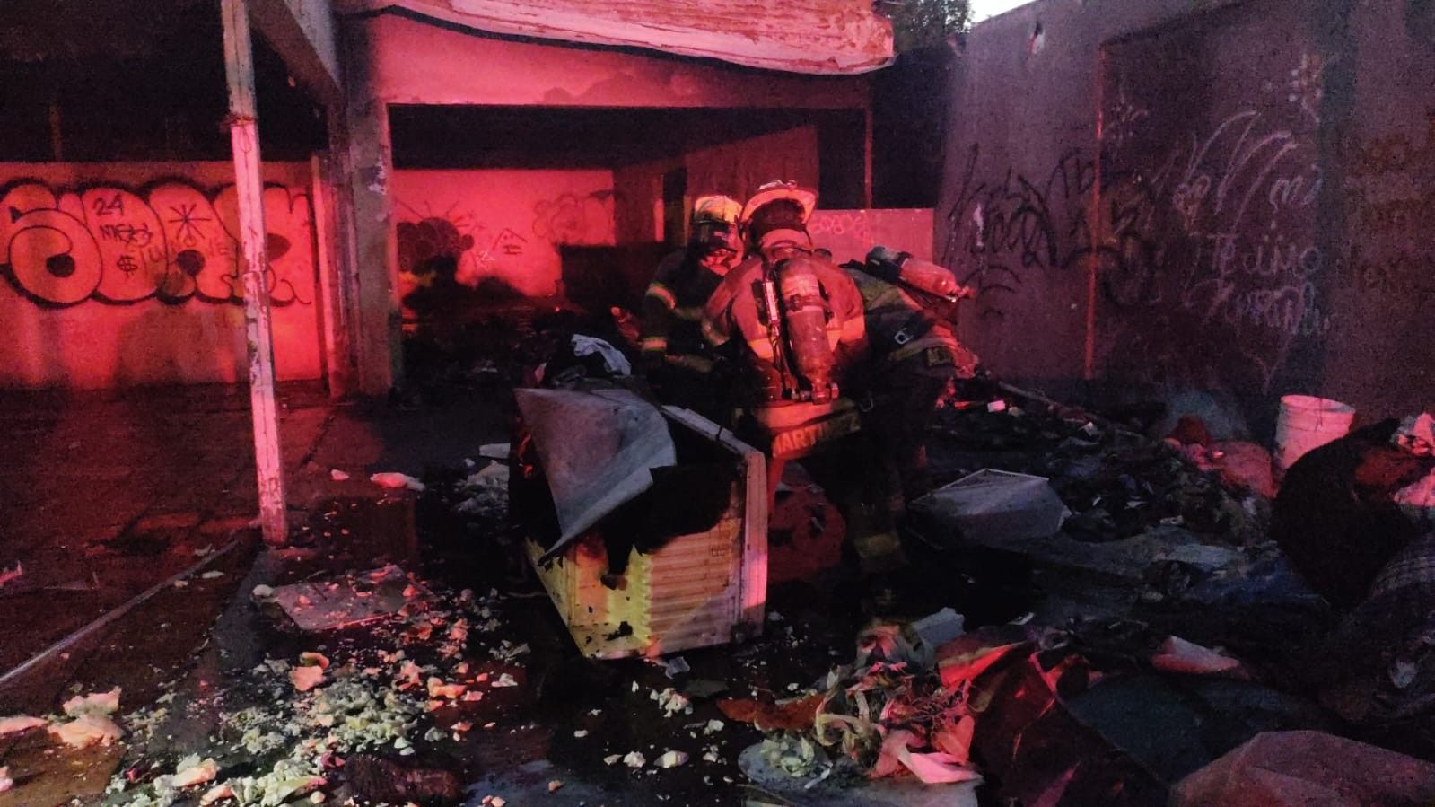 bomberos-controlando-incendio .jpg