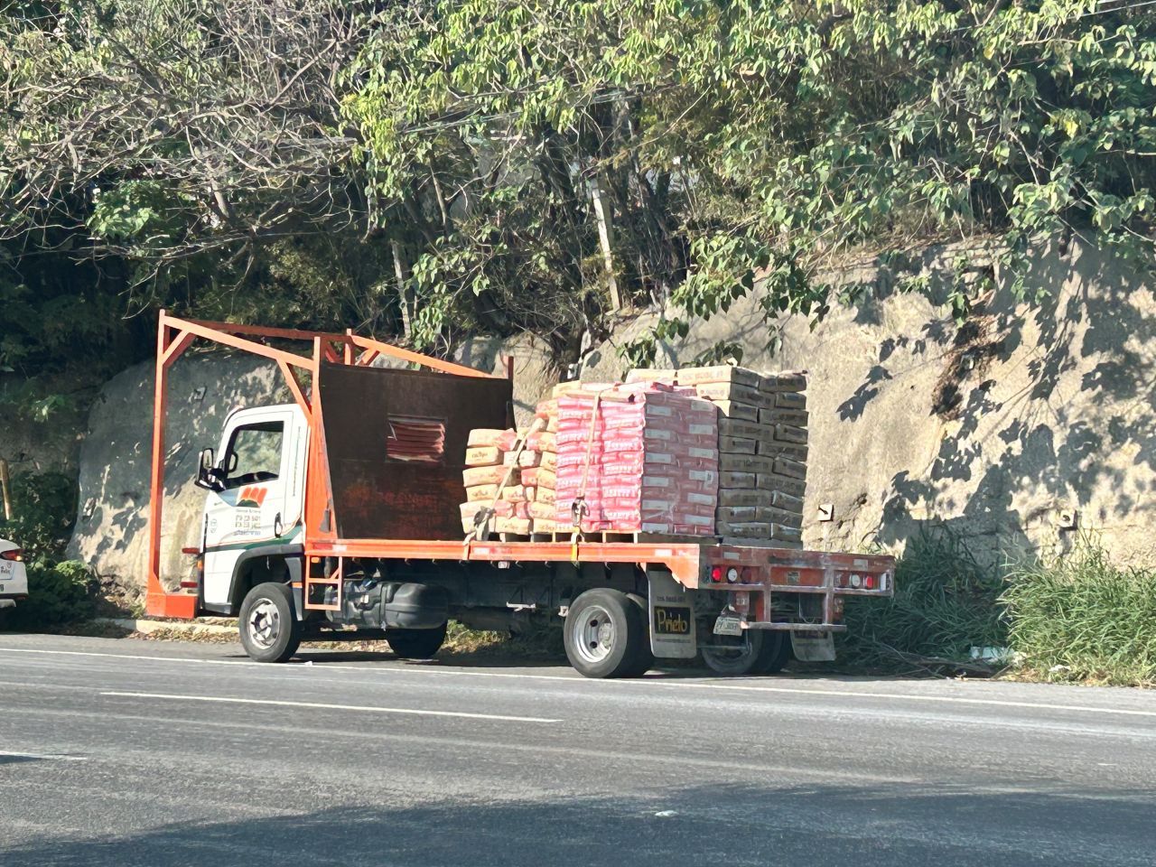 camion-material-carretera1.jpg