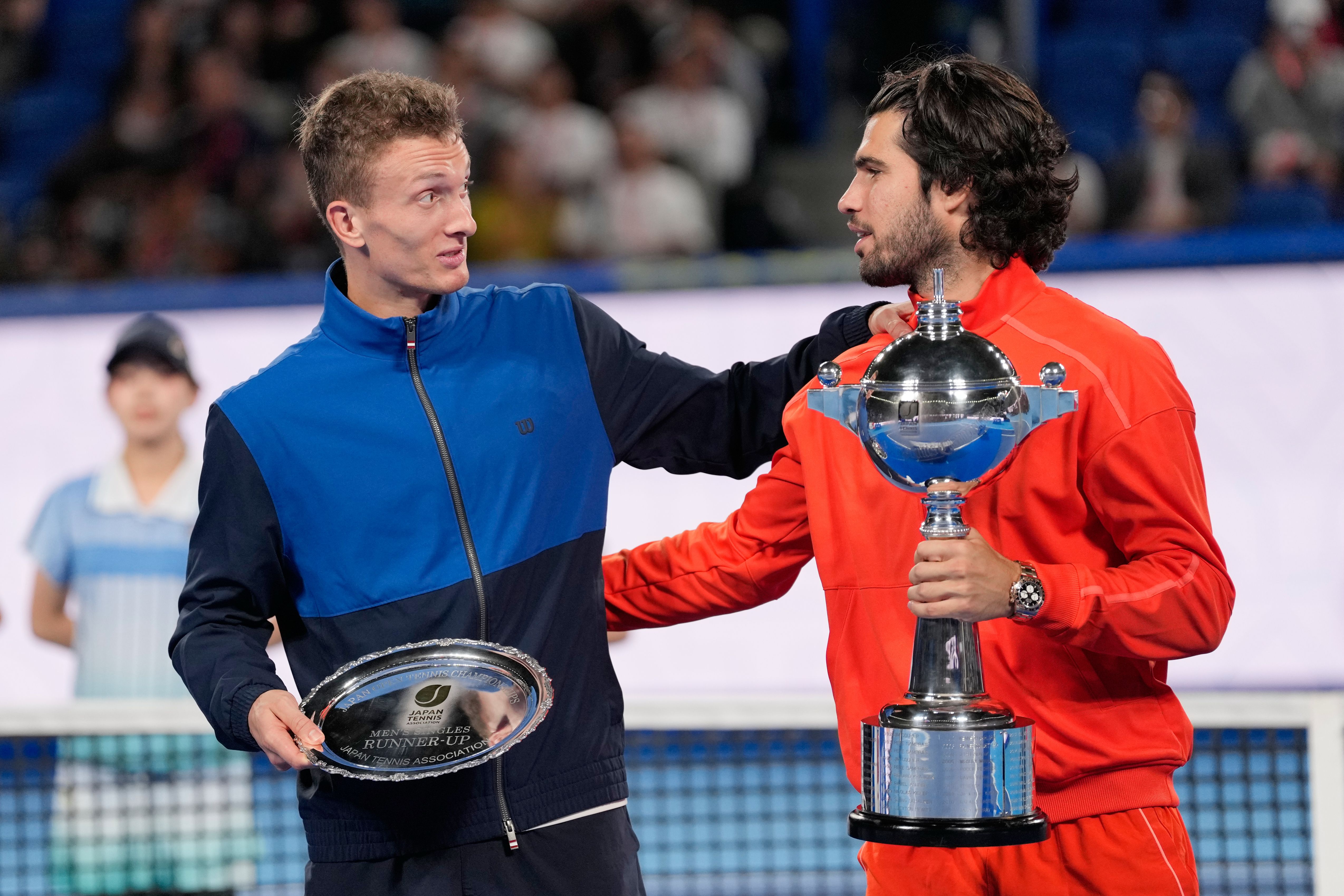 carlos-alcaraz-levanta-trofeo-abierto-japon.jpg