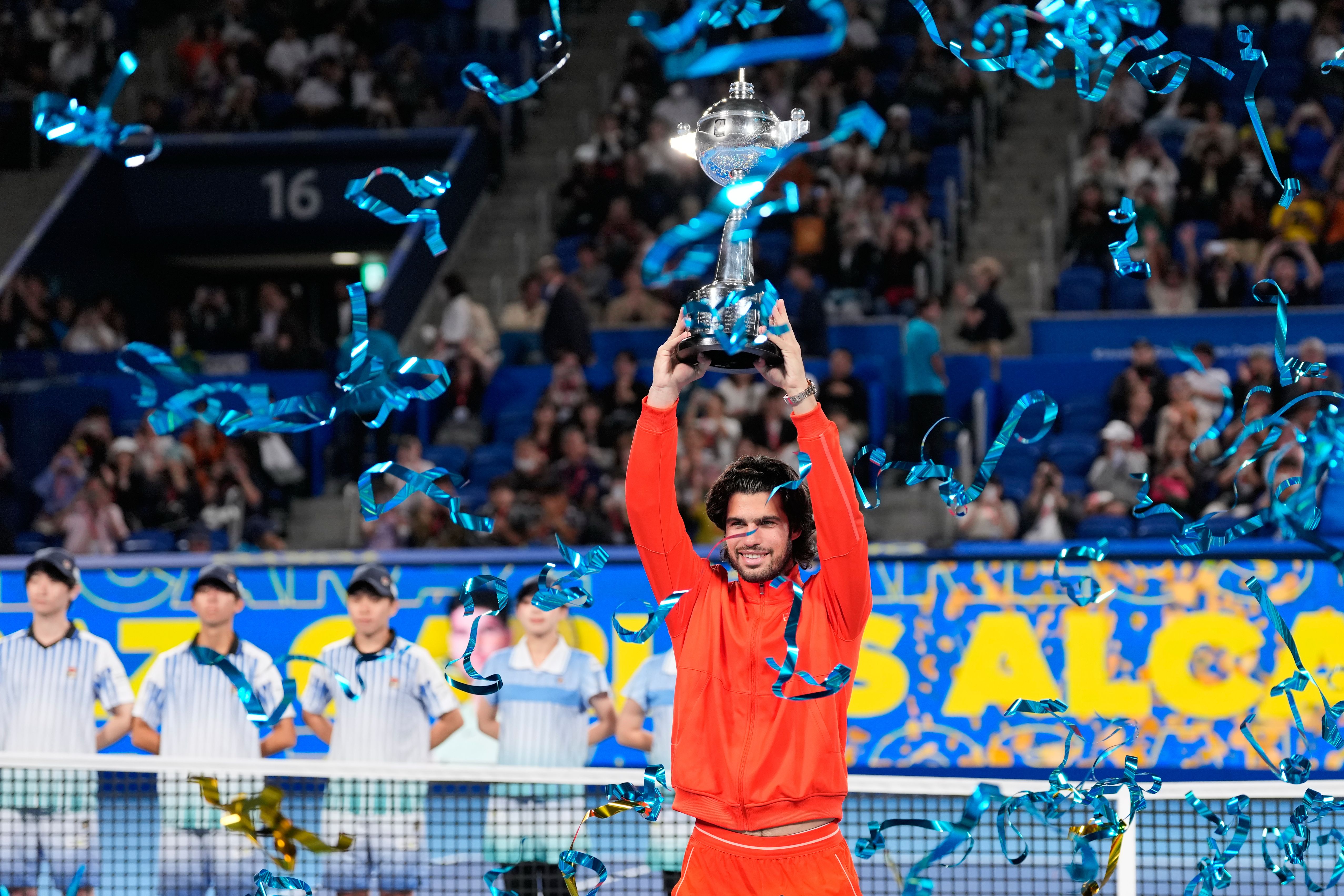 carlos-alcaraz-levanta-trofeo-abierto-japon.jpg