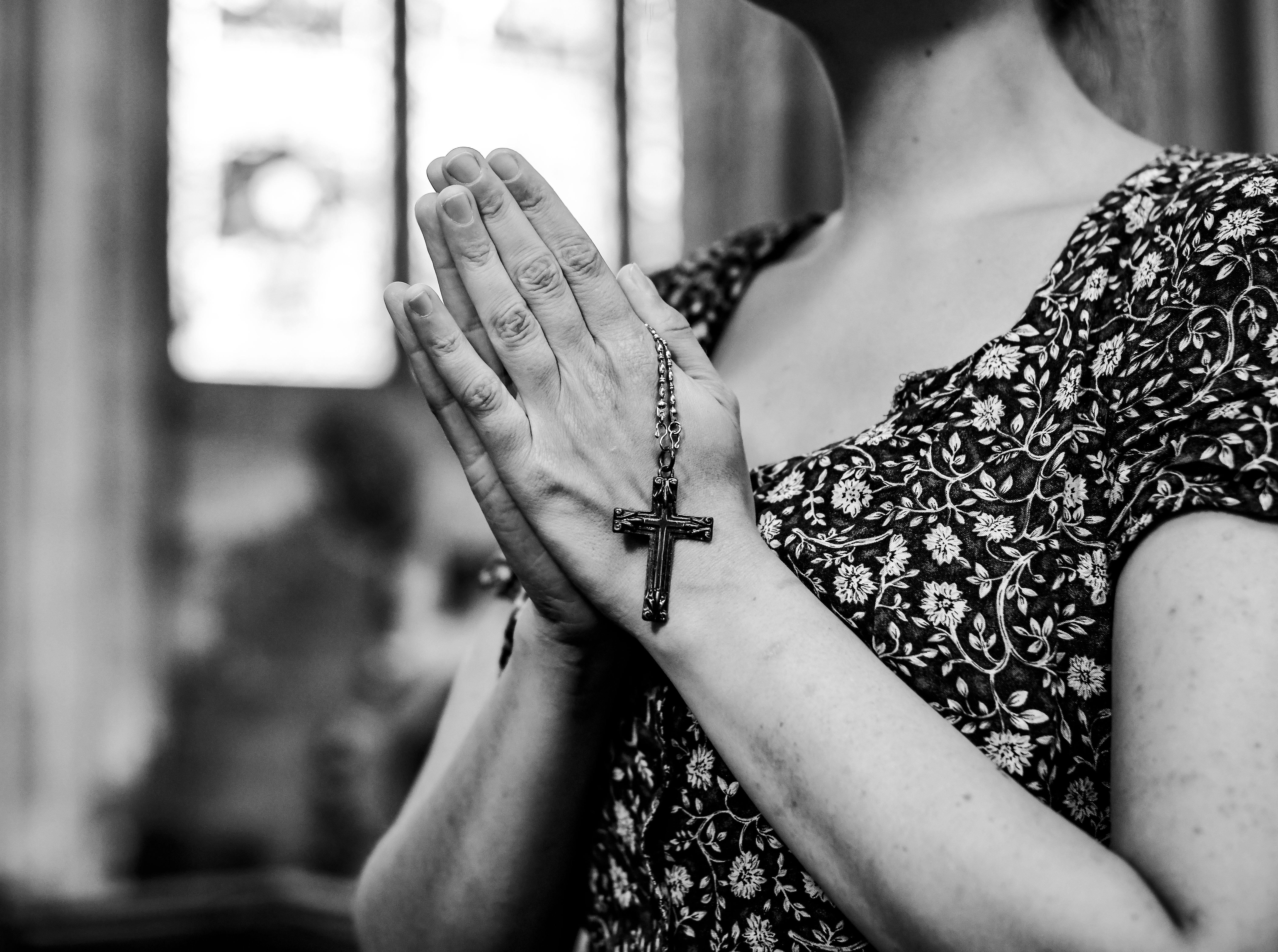 catholic-woman-praying-with-rosary-church.jpg