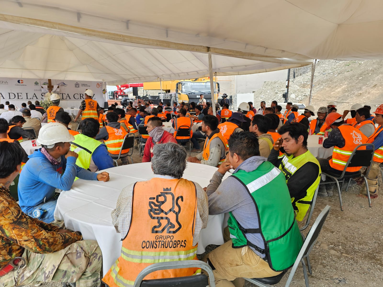 celebran-constructores-dia-de-la-santa-cruz.jpg