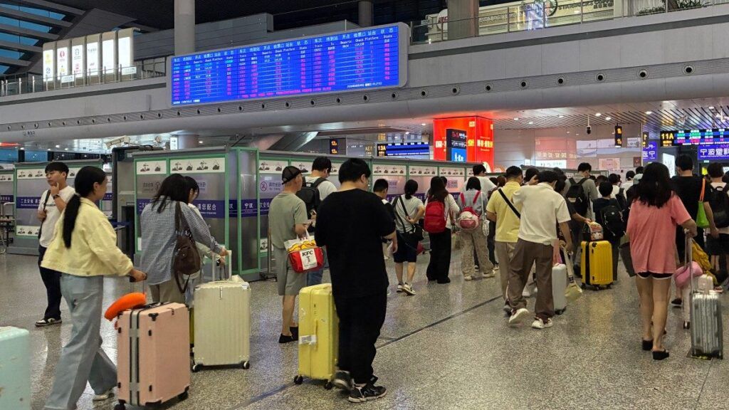 china-lleva-1400-vuelos-cancelados-y-99-mil-evacuados-ante-llegada-del-tifon-dolphin-001621-1024x576.jpg