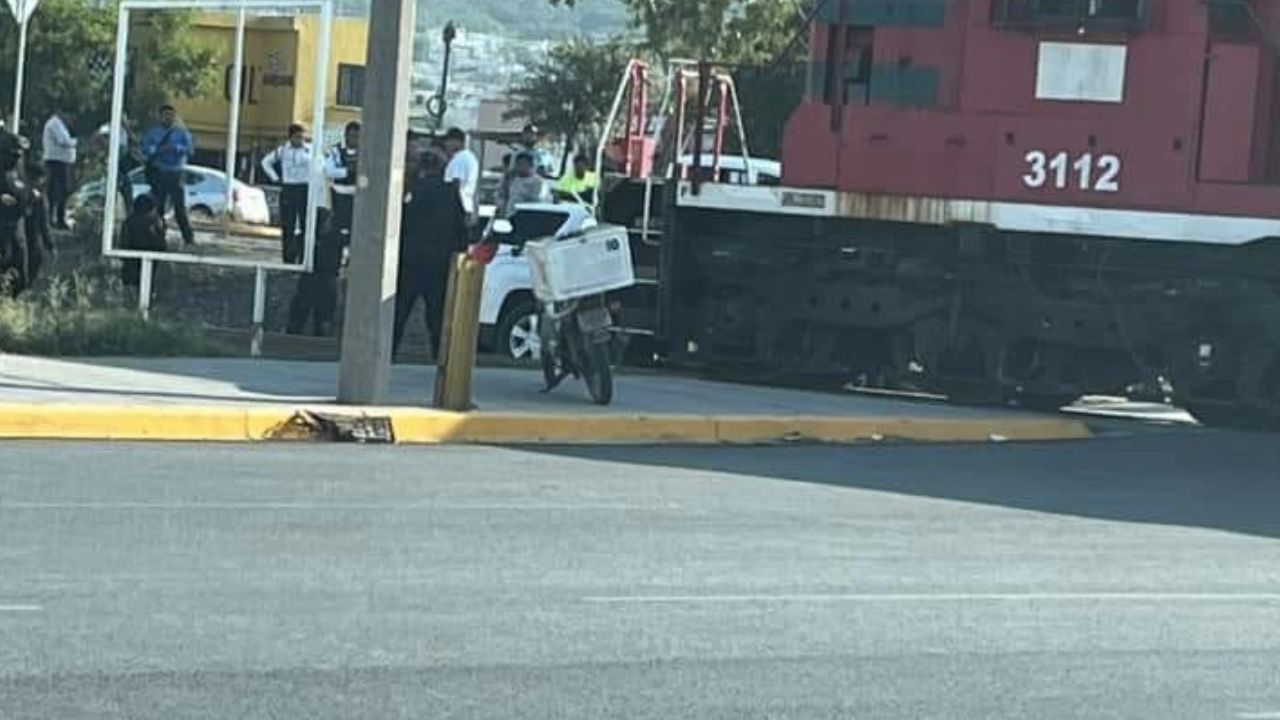 choque-entre-tren-y-camioneta-causa-caos-vial-en-escobedo.jpg