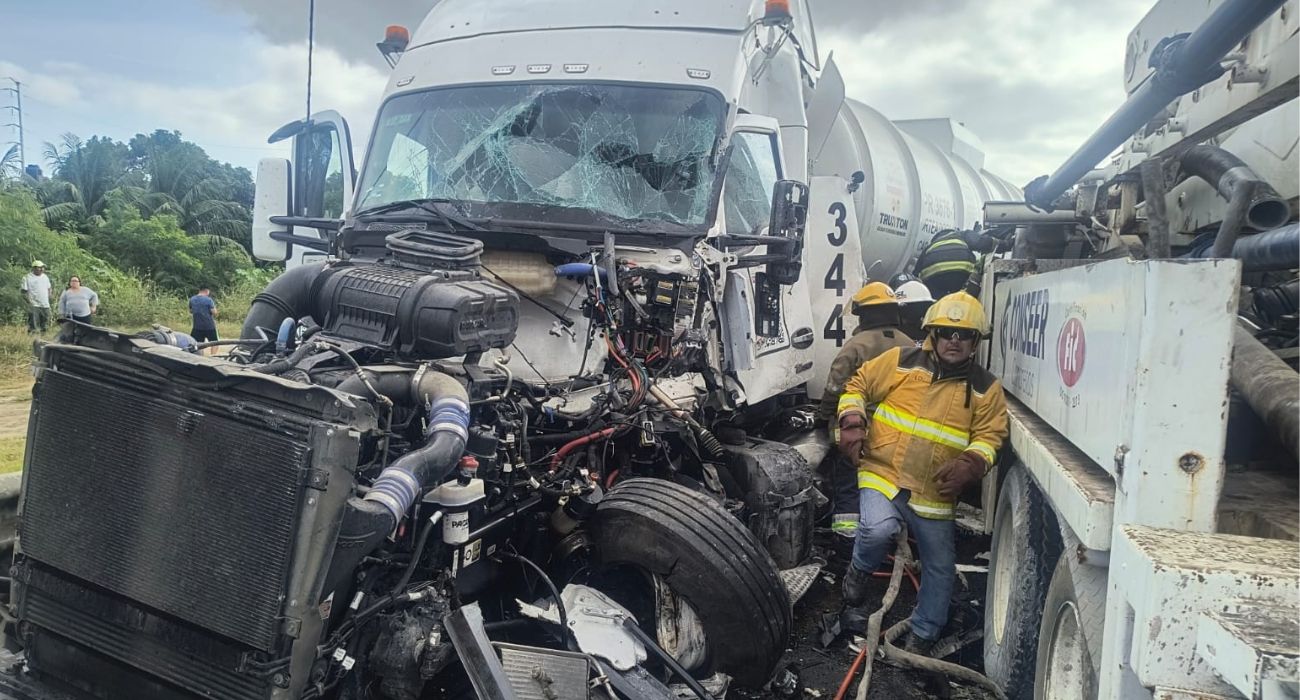 conductor queda prensado tras choque en libramiento de Tampico.jpg