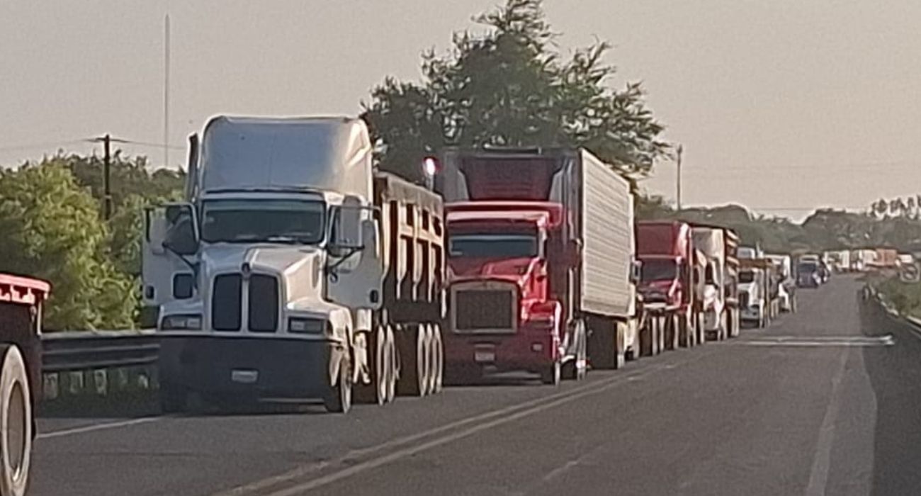 congestión vial por choque entre tractocamiones en libramiento Tampico .jpg