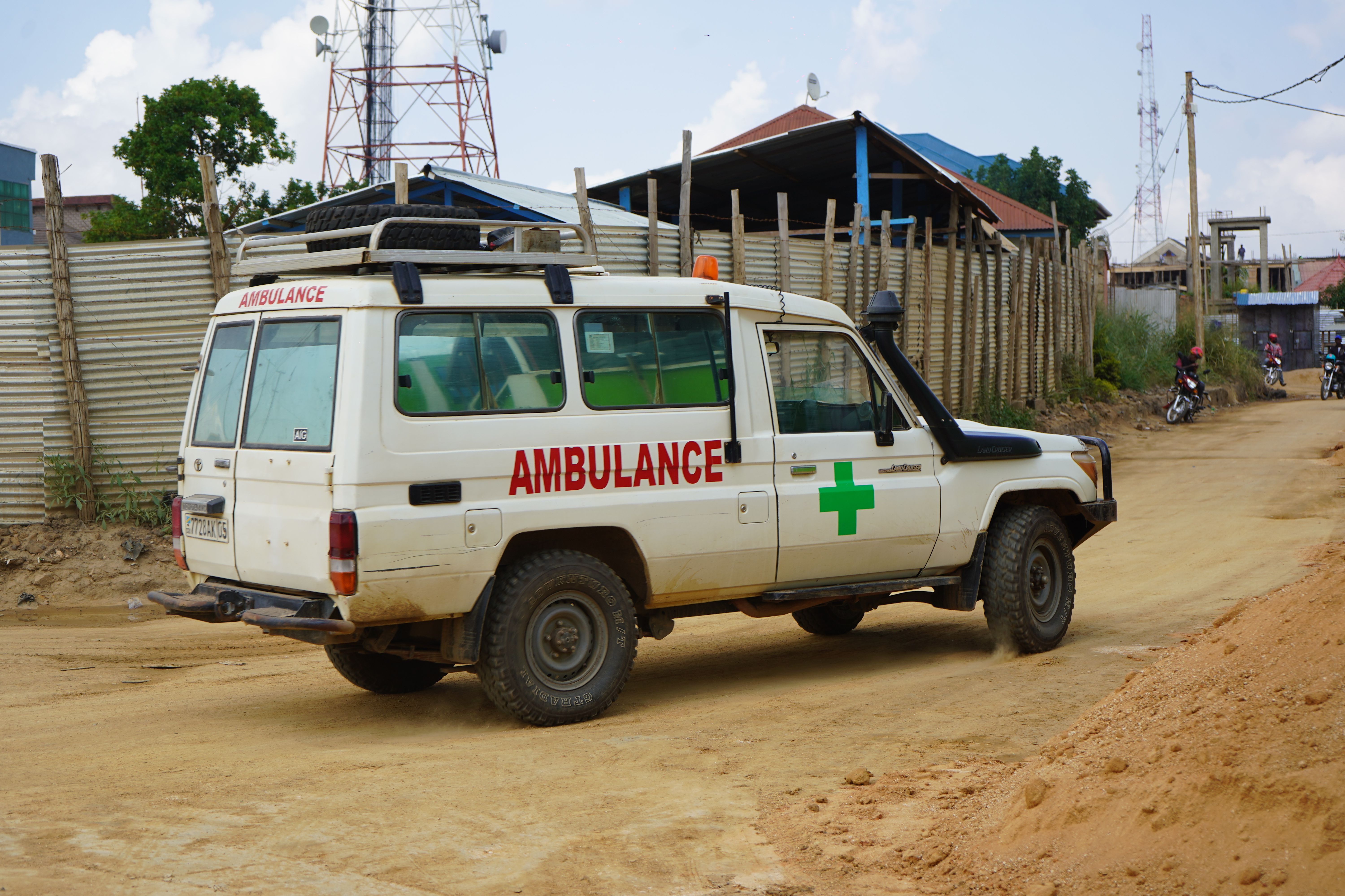 contabilizan-casi-1000-muertes-por-brote-ebola.jpg