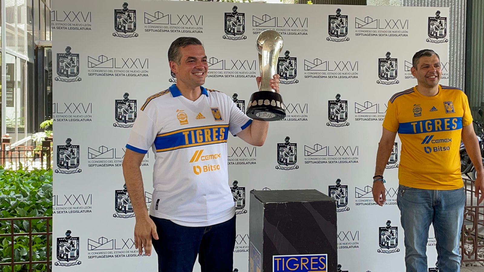 copa-que-gano-tigres-es-exhibida-en-el-congreso-del-estado.jpeg