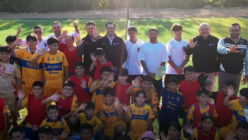 david de la peña inaugura cancha de futbol.JPG