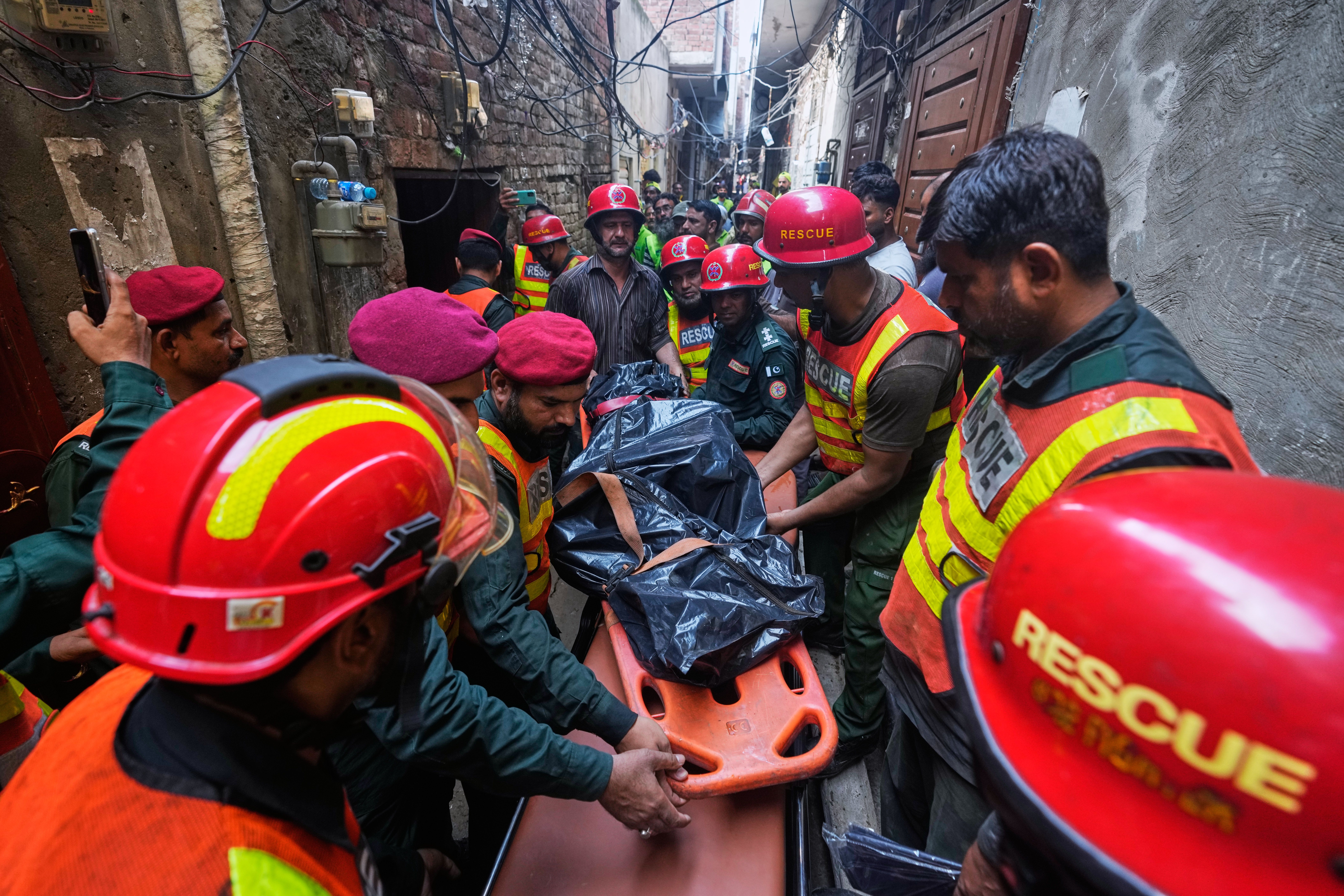 derrumbe-por-lluvias-causa-muerte-familia-pakistan.jpg