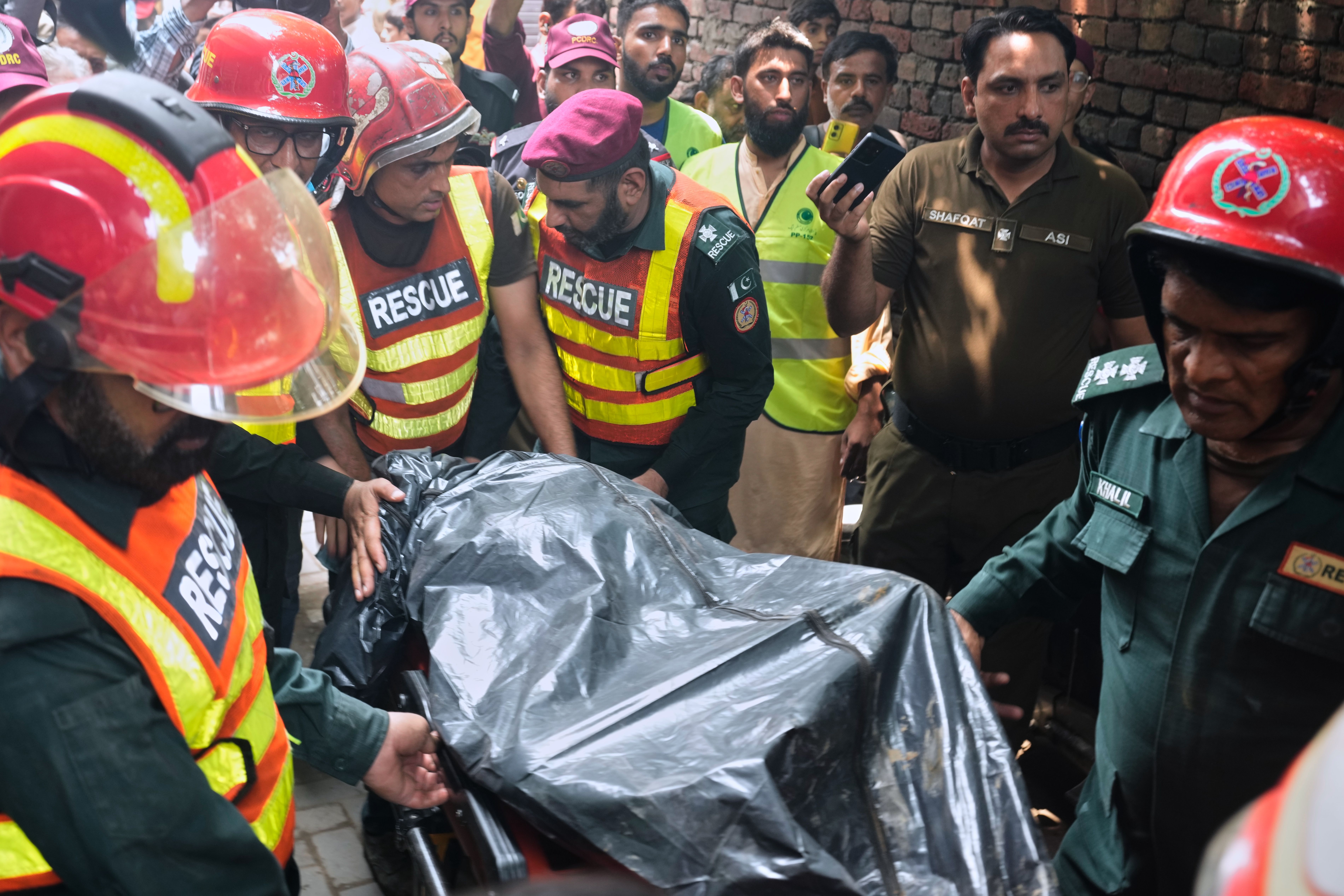 derrumbe-por-lluvias-causa-muerte-familia-pakistan.jpg