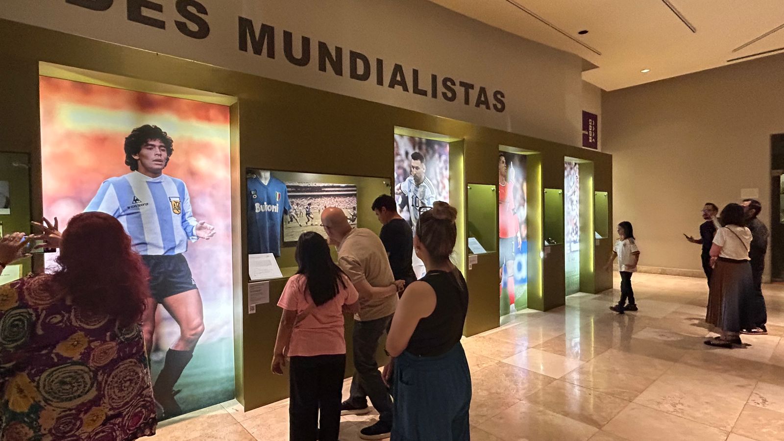 el-mundo-mira-un-balon.jpg