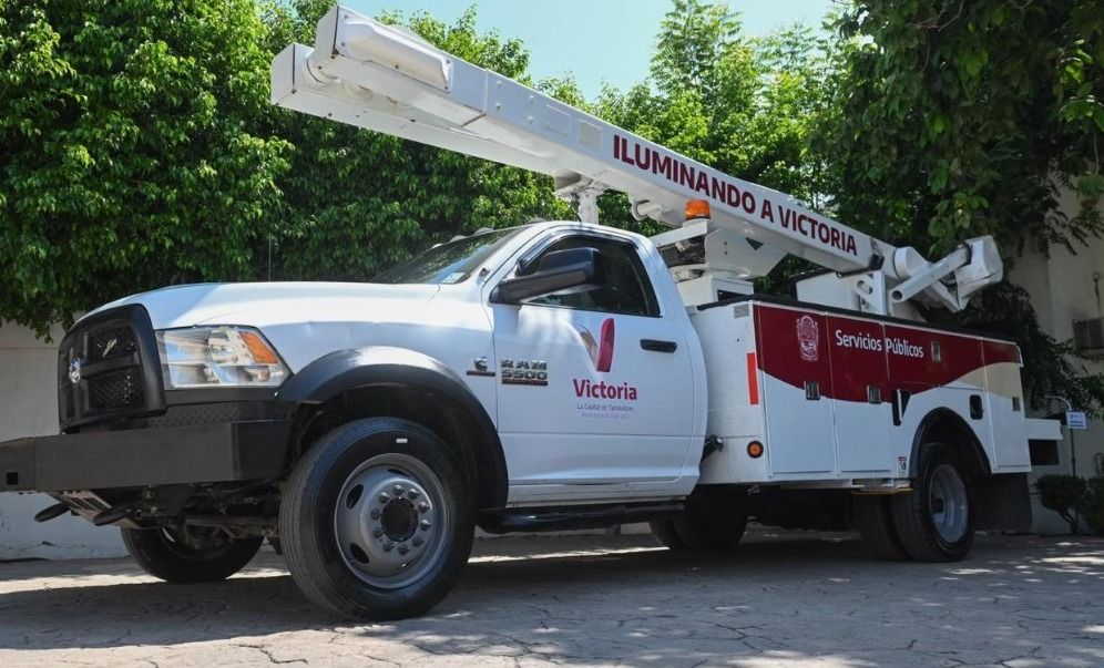 entrega-alcalde-camion-pluma-servicios-publicos.jpg