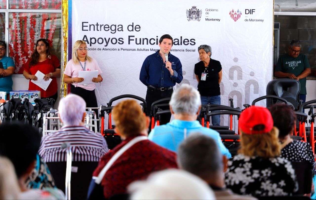entrega-dif-monterrey-apoyos-adultos-mayores-2.jpeg