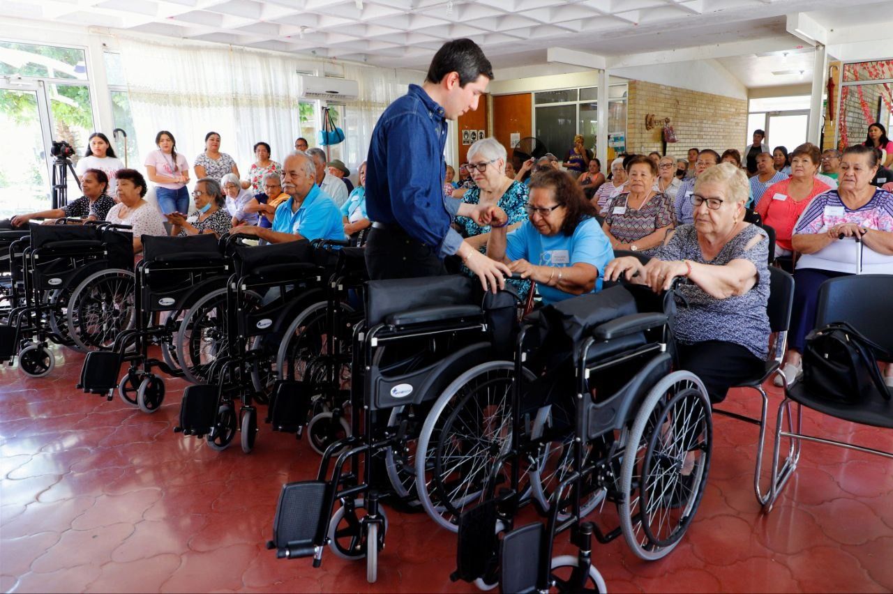 entrega-dif-monterrey-apoyos-adultos-mayores-4.jpeg