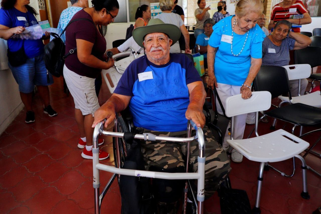 entrega-dif-monterrey-apoyos-adultos-mayores-5.jpeg