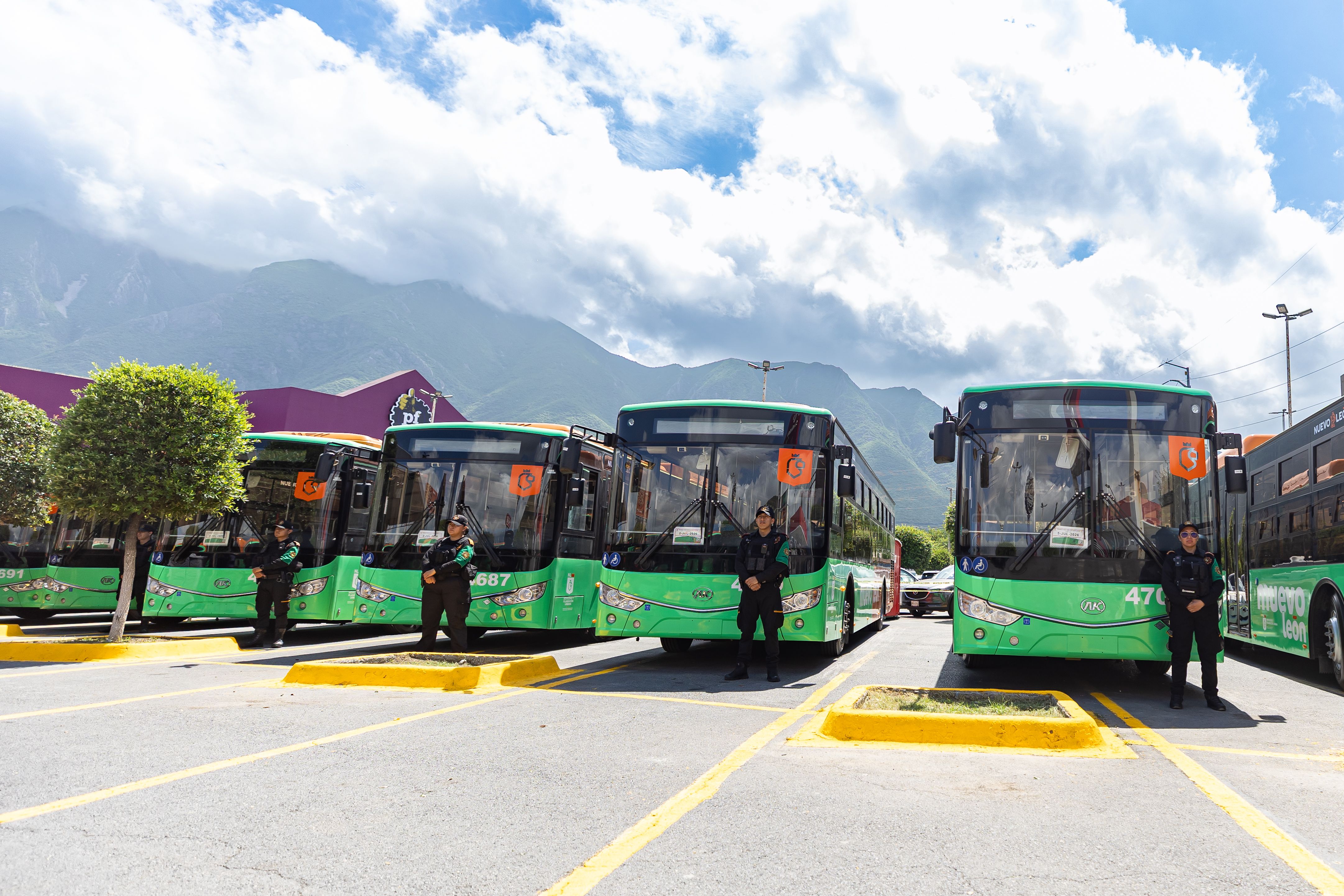entrega-samuel-garcia-nuevas-unidades-de-transporte.jpg