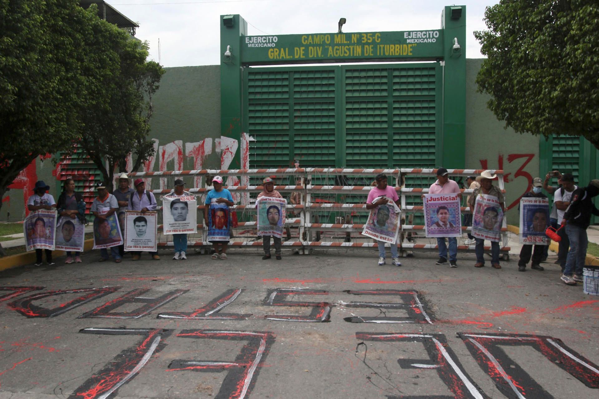 estudiantes-petardos-ayotzinapa1.jpg
