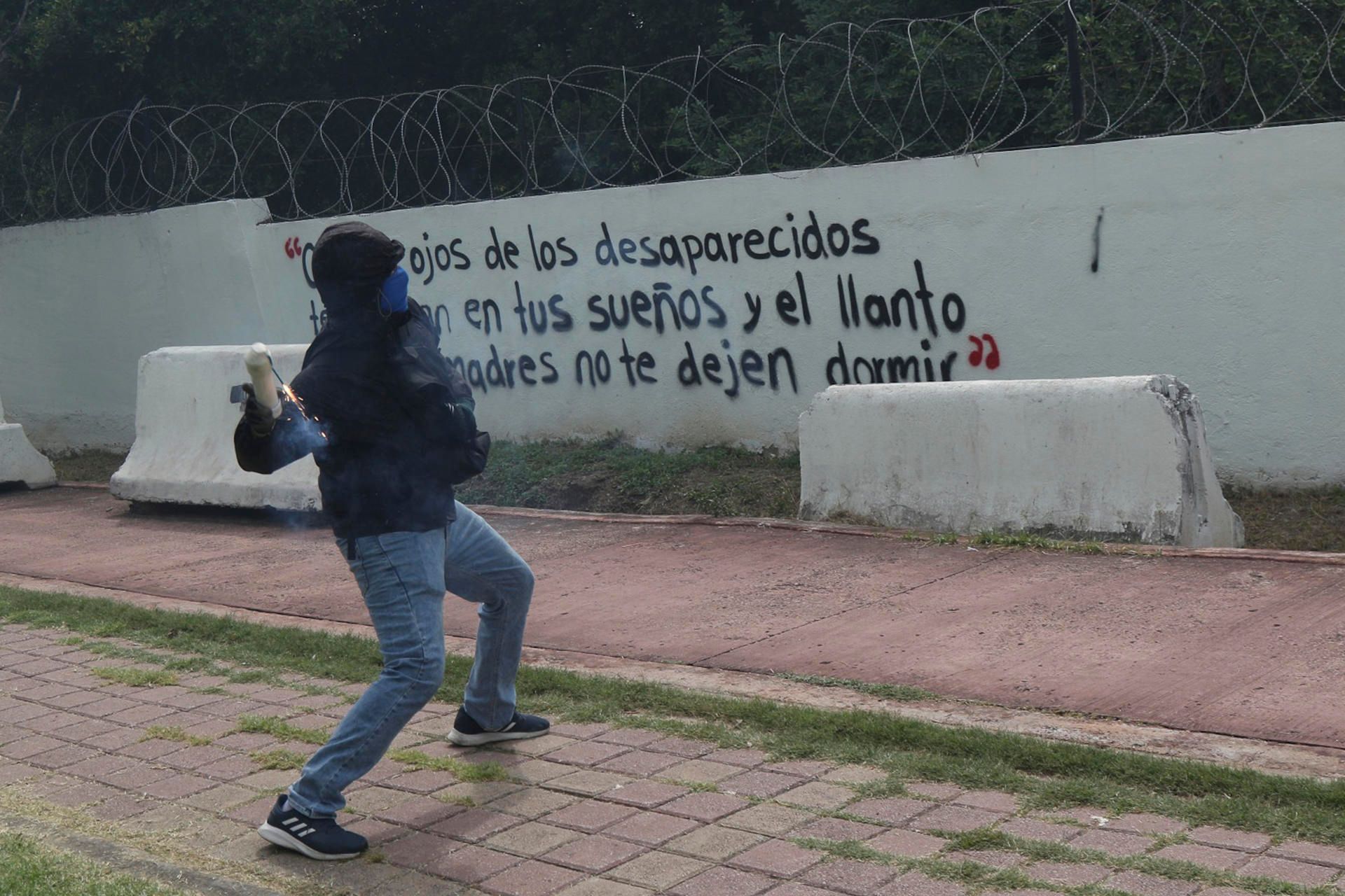 estudiantes-petardos-ayotzinapa2.jpg