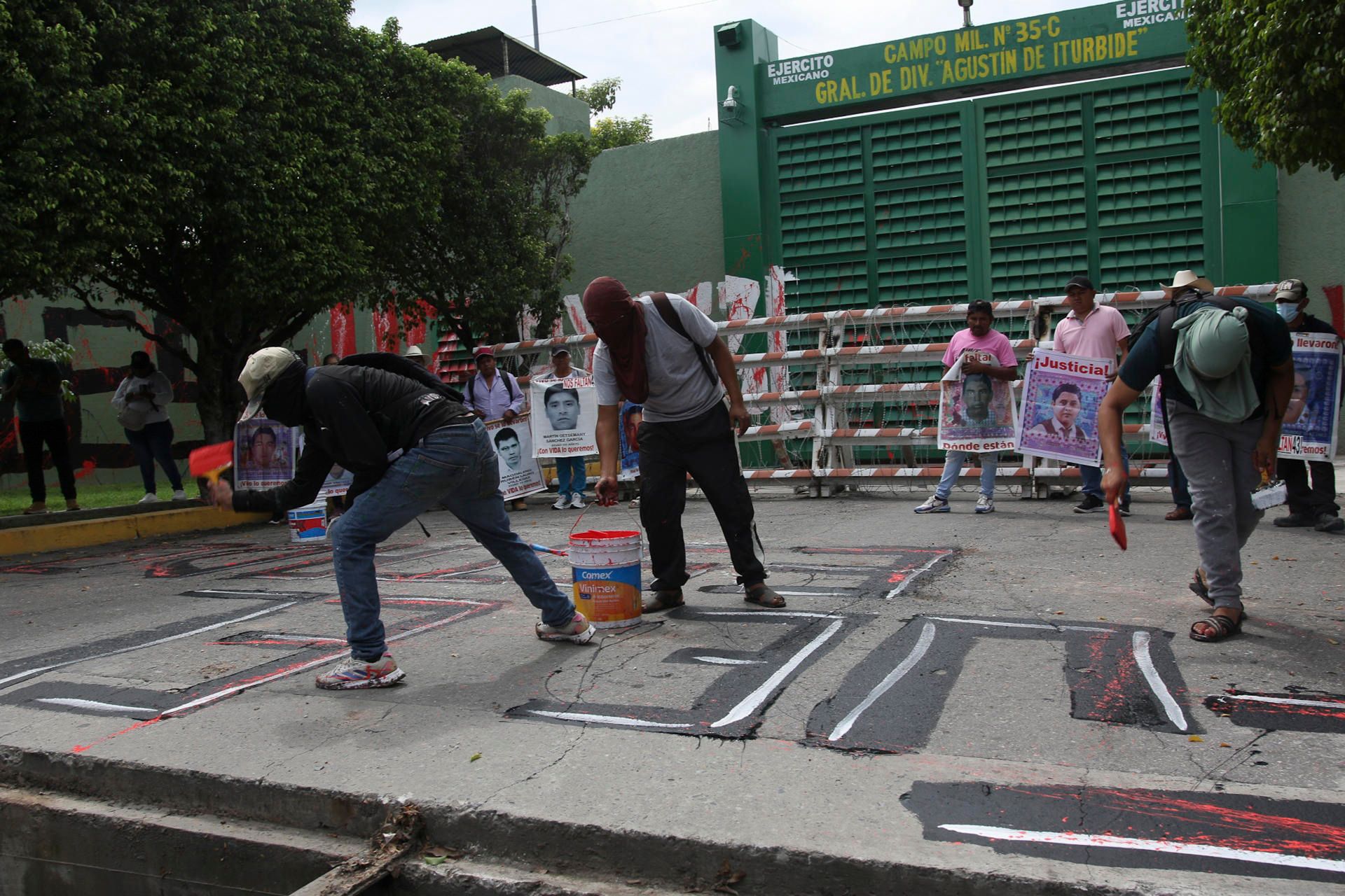 estudiantes-petardos-ayotzinapa3.jpg
