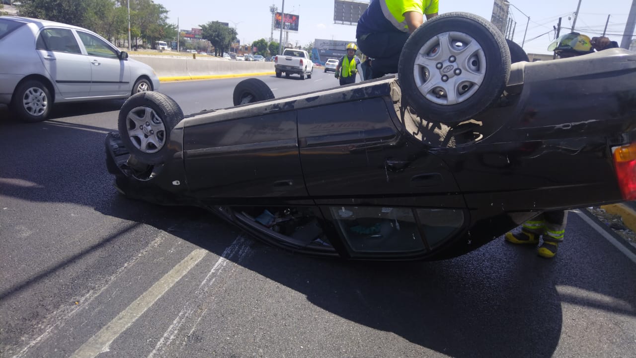 exceso-velocidad-provoca-volcadura-monterrey-2.jpeg