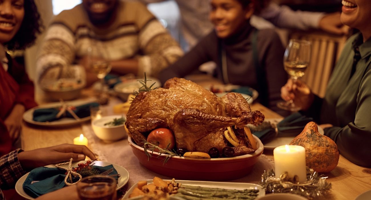 familia celebrando día de acción de gracias.jpg