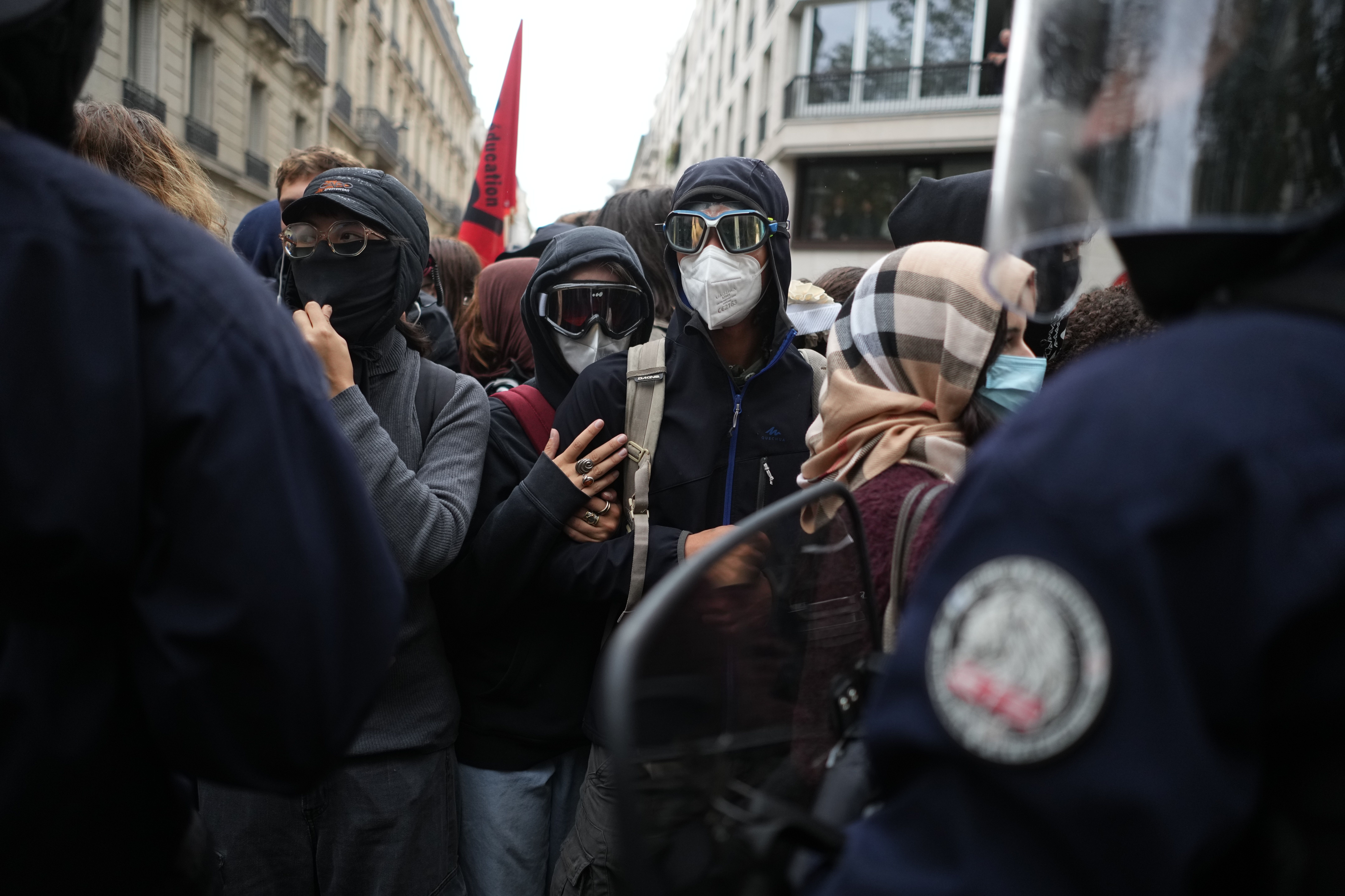 francia-detienen-mas-2000.jpg