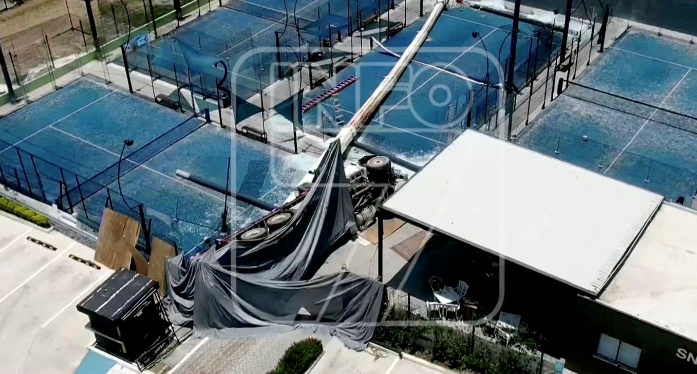grua-cancha-padel1.jpg