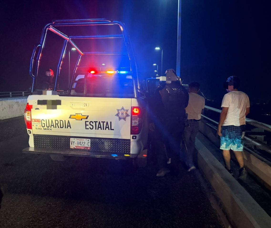 guardia-estatal-atiende-mujer-atenta-contra-su-vida-puente-tampico.jpg