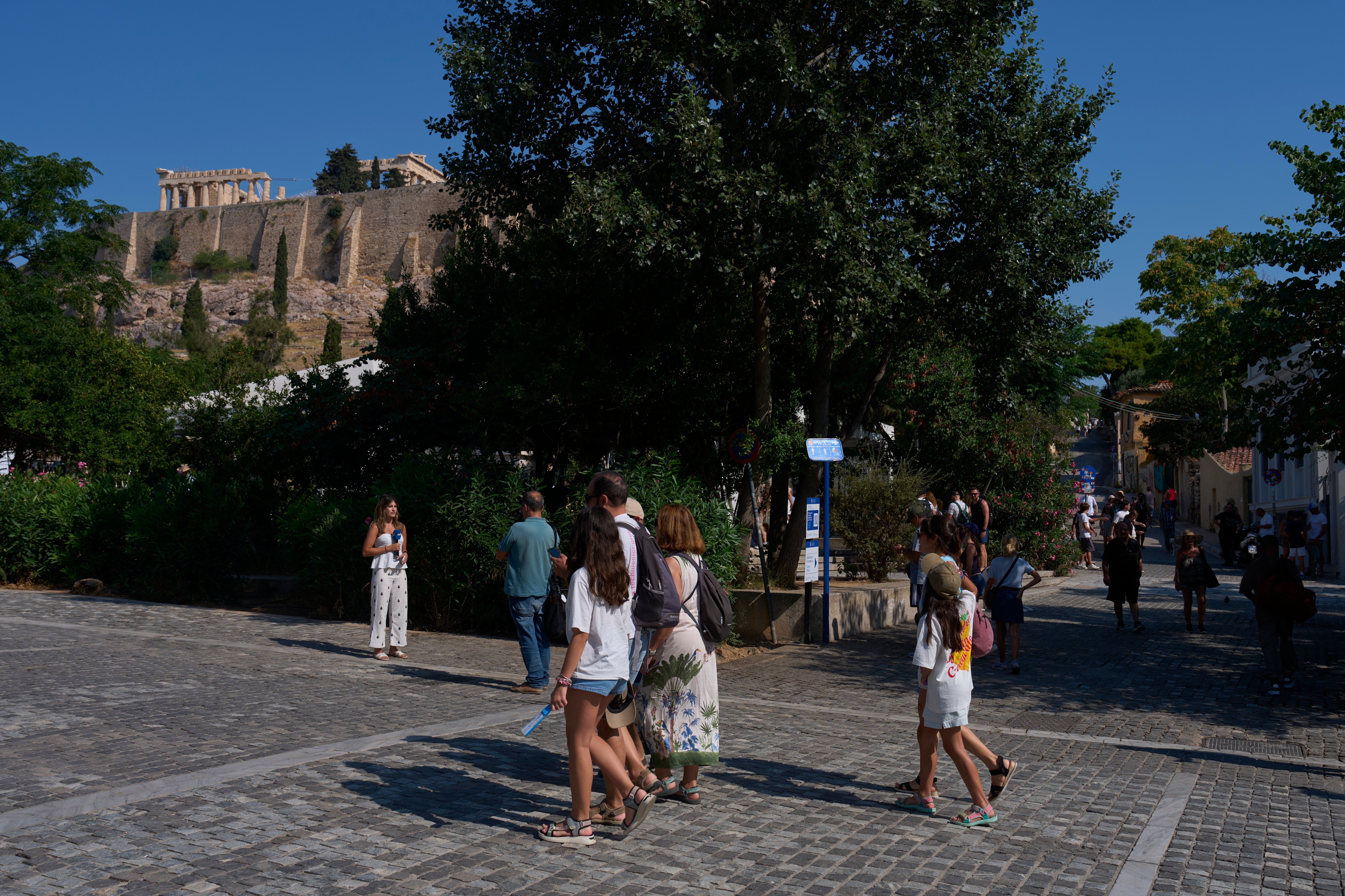 hombre-apuñala-turistas-cerca-acropolis.jpg