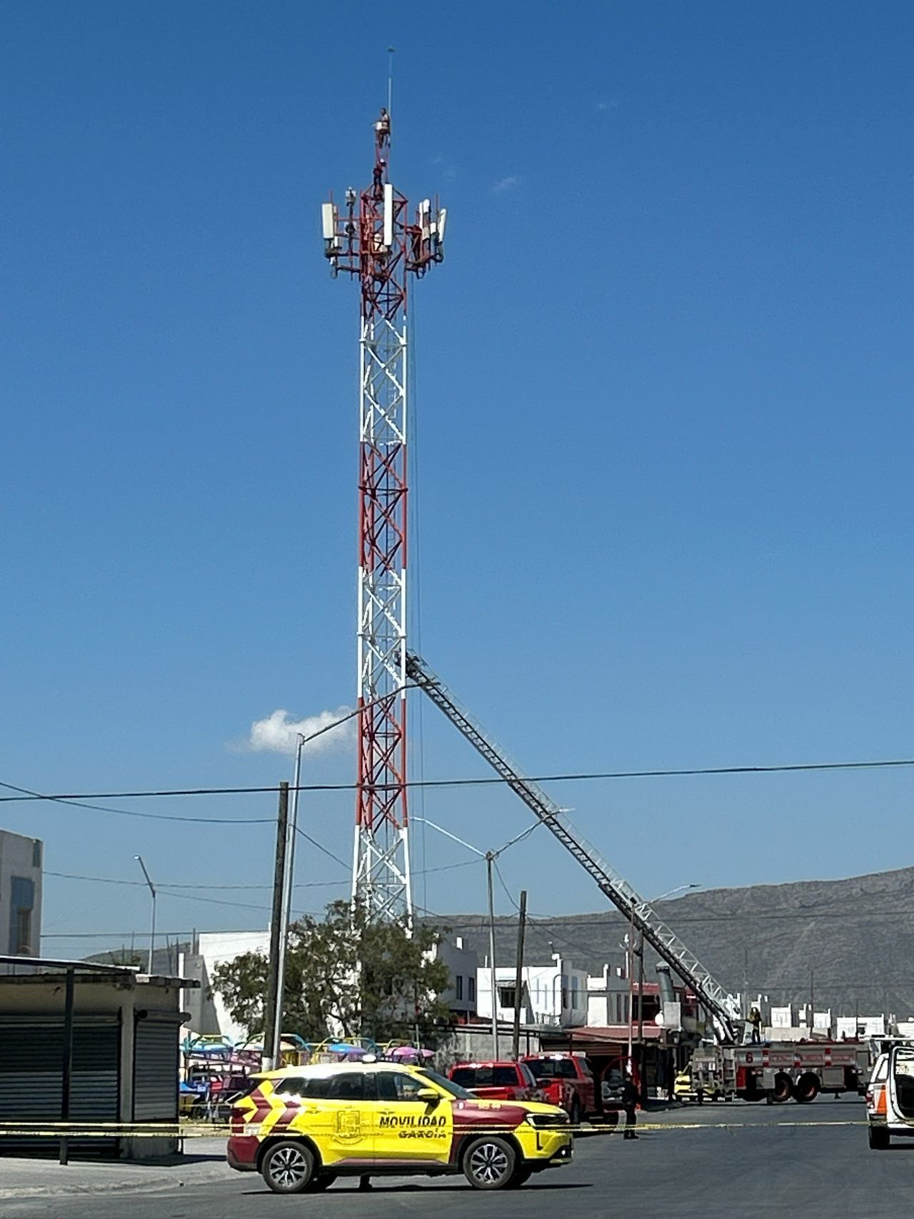 hombre-torre-telefono.jpg