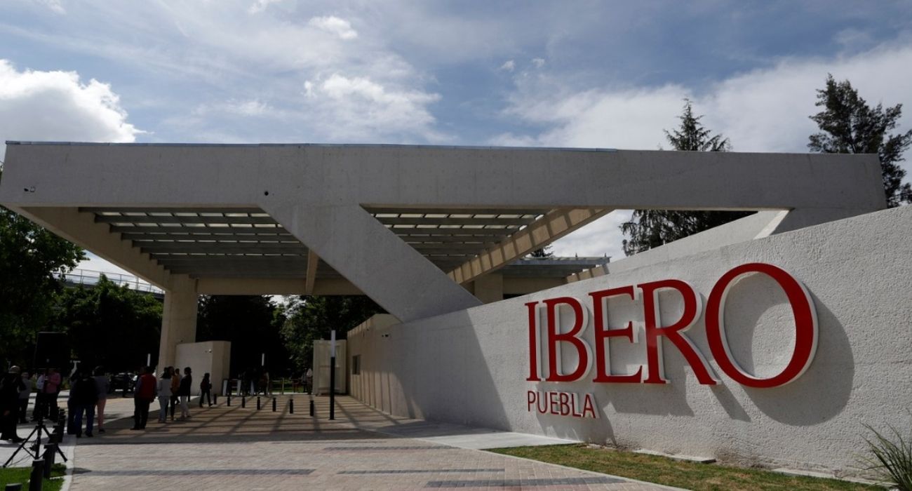 ibero puebla marcha profesor leonardo escobar colombiano.jpg