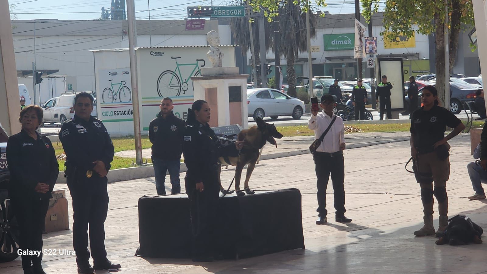 karina reyna reconocimiento y medalla para bebeto oficial canino Saltillo.jpeg