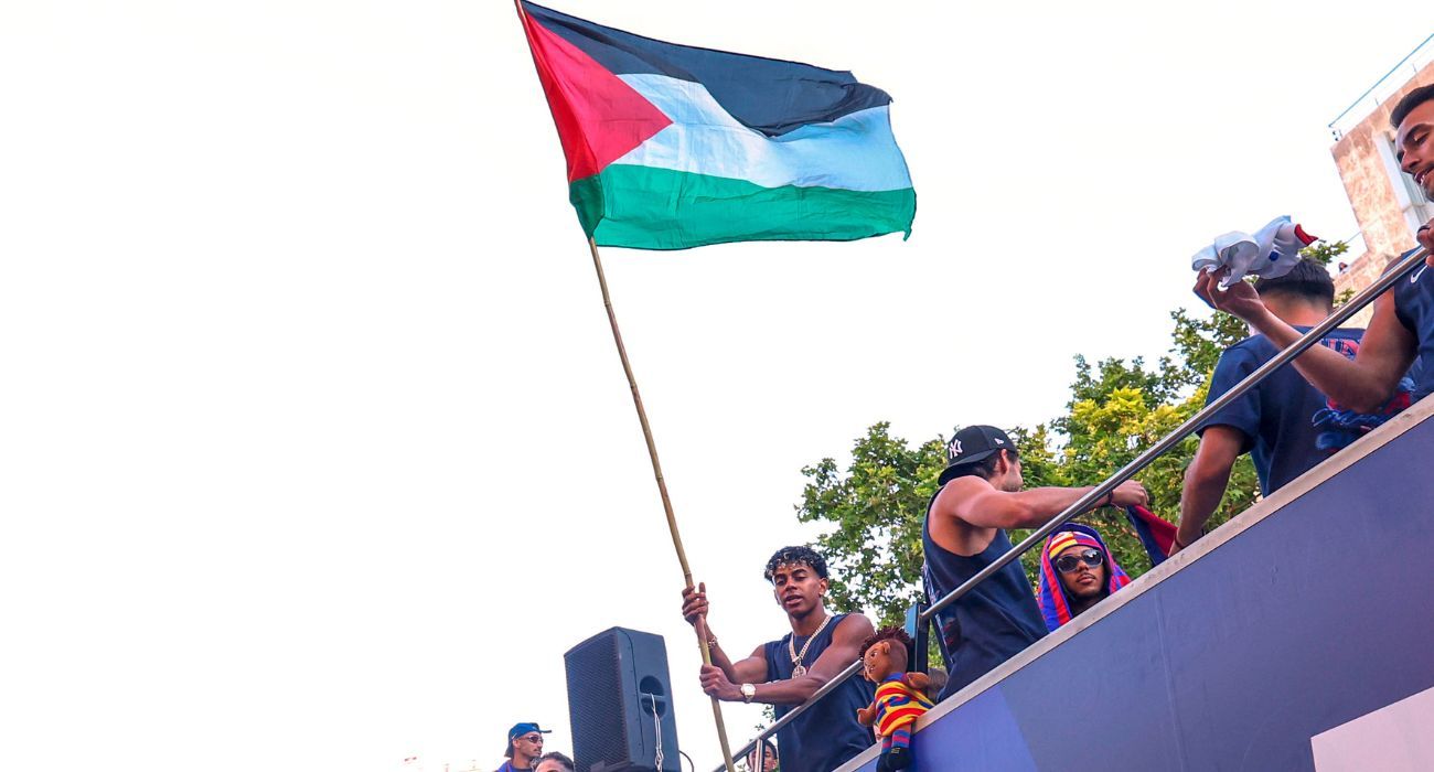 lamine-yamal-desata-criticas-de-iran-por-ondear-bandera-palestina.jpg