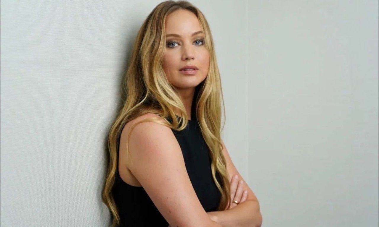 lawrence-explora-un-nuevo-genero-al-actuar-en-hazme-el-favor.webp