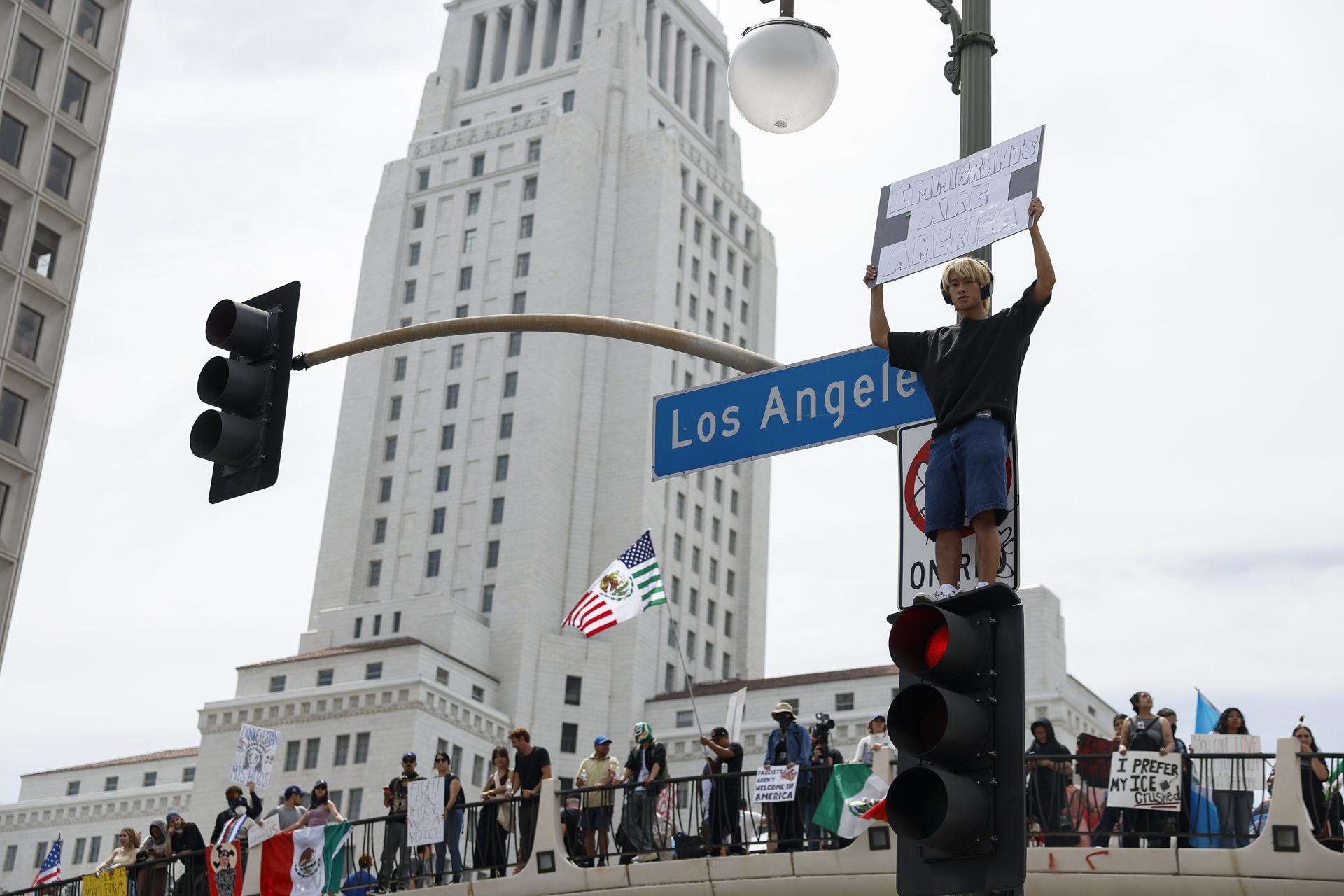 los-angeles-protestas-toque-queda.jpg
