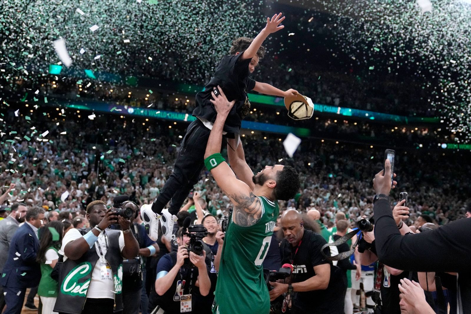 los-celtics-de-boston-conquistan-su-anillo-18-de-la-nba-2.jpeg